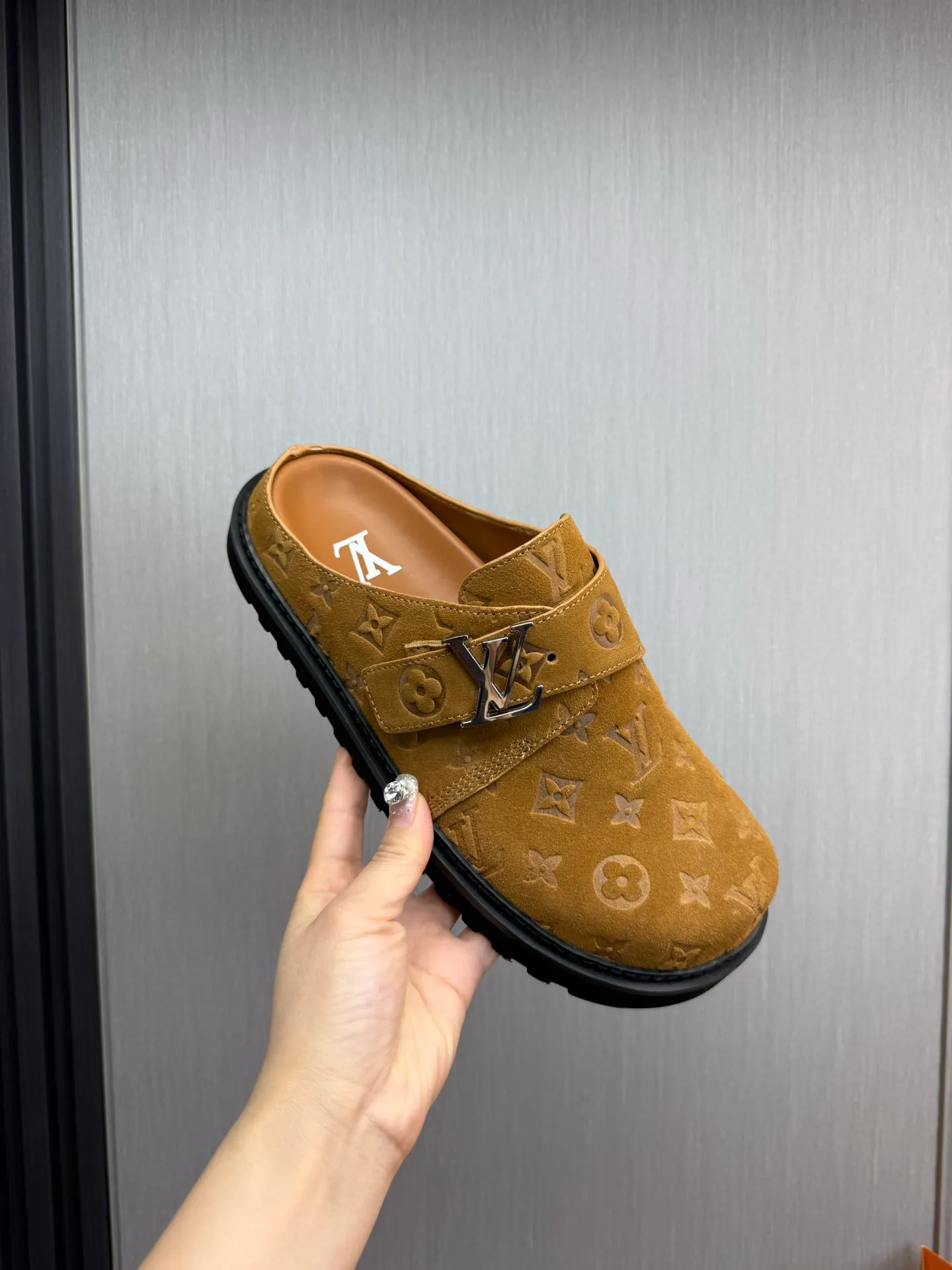 Men's men's shoes 460💰 Lv. Popular couple slippers hot sale🩷💚 🩴Official website one to one production 35-45 sizes 45 46 🉑️Customized!